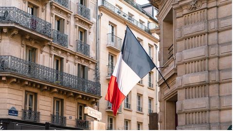 drapeau français sur une facade d'un SPF